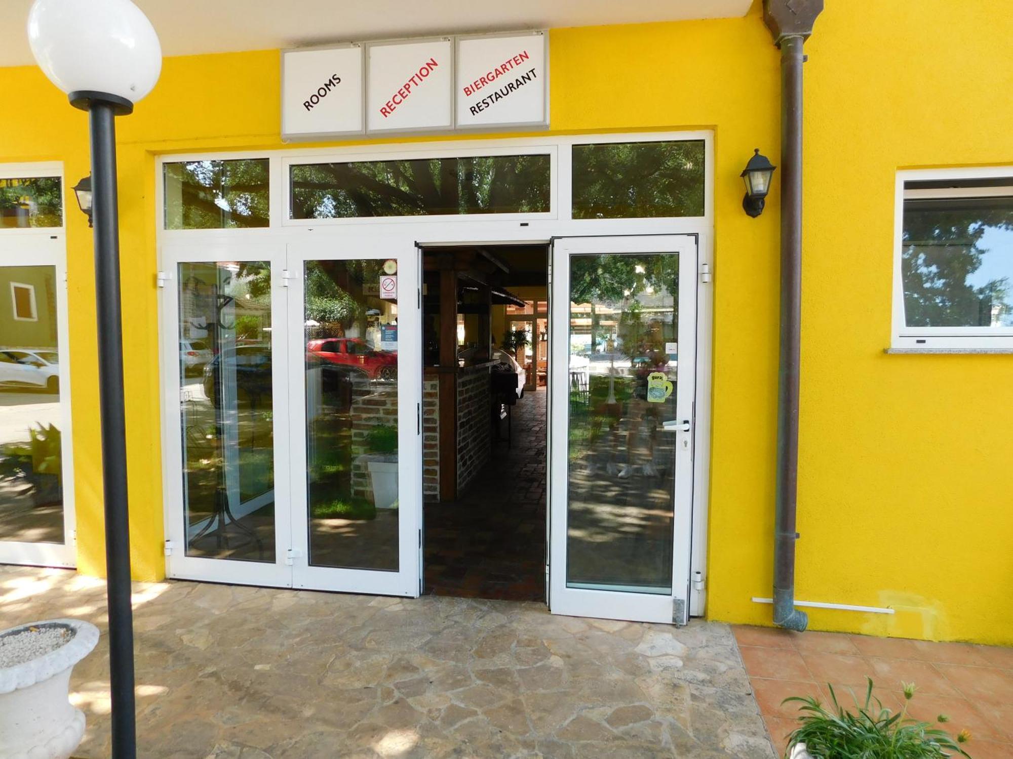 Biergarten מדולין מראה חיצוני תמונה