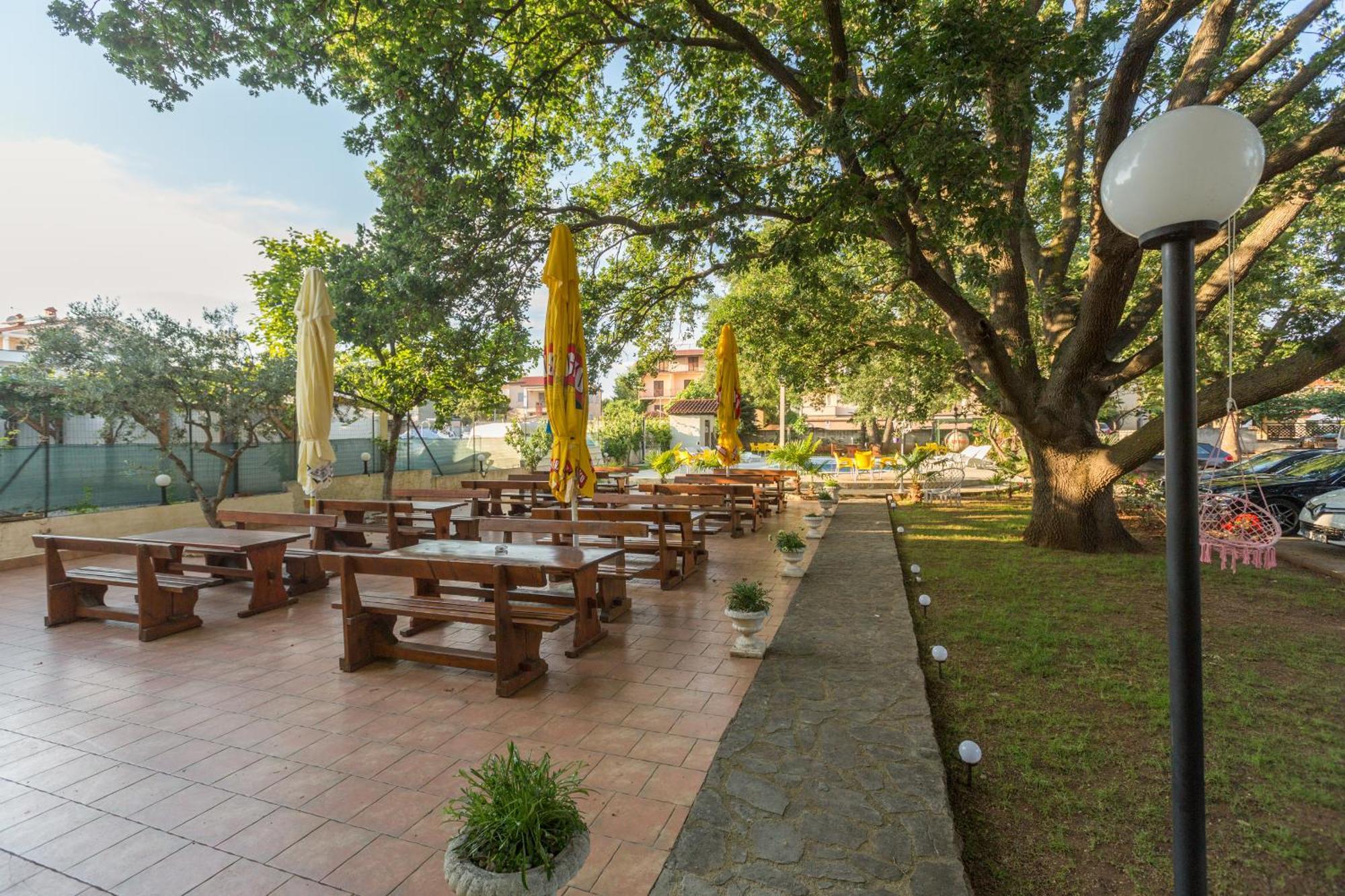 Biergarten מדולין מראה חיצוני תמונה