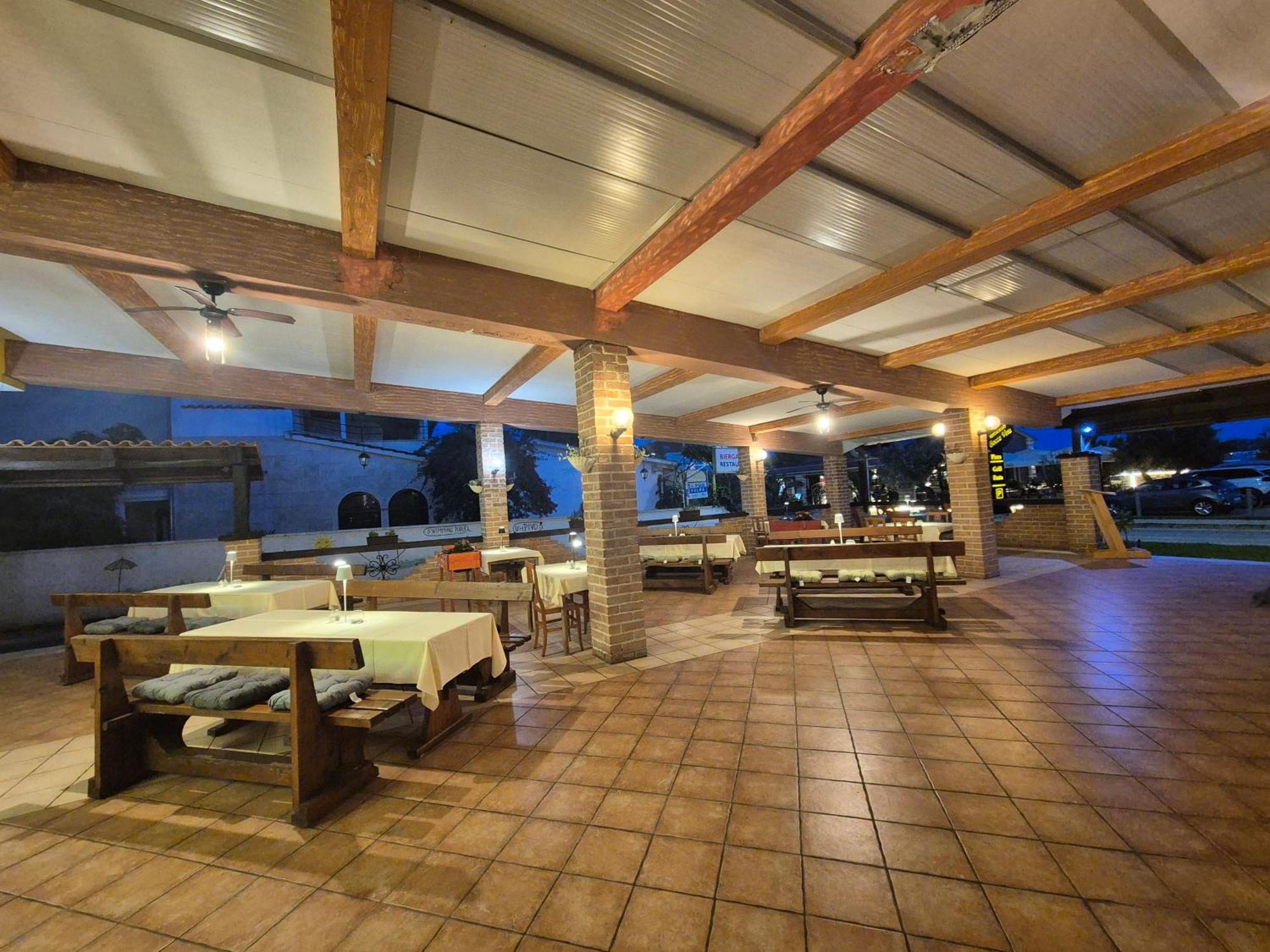Biergarten מדולין מראה חיצוני תמונה